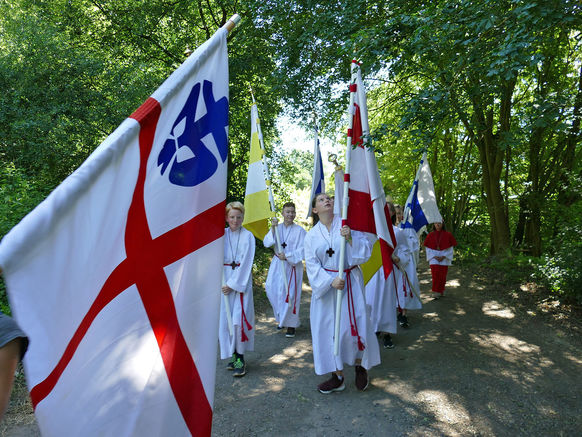 Festgottesdienst zum 1.000 Todestag des Heiligen Heimerads auf dem Hasunger Berg (Foto: Karl-Franz Thiede) Festgottesdienst zum 1.000 Todestag des Heiligen Heimerads auf dem Hasunger Berg (Foto: Karl-Franz Thiede)